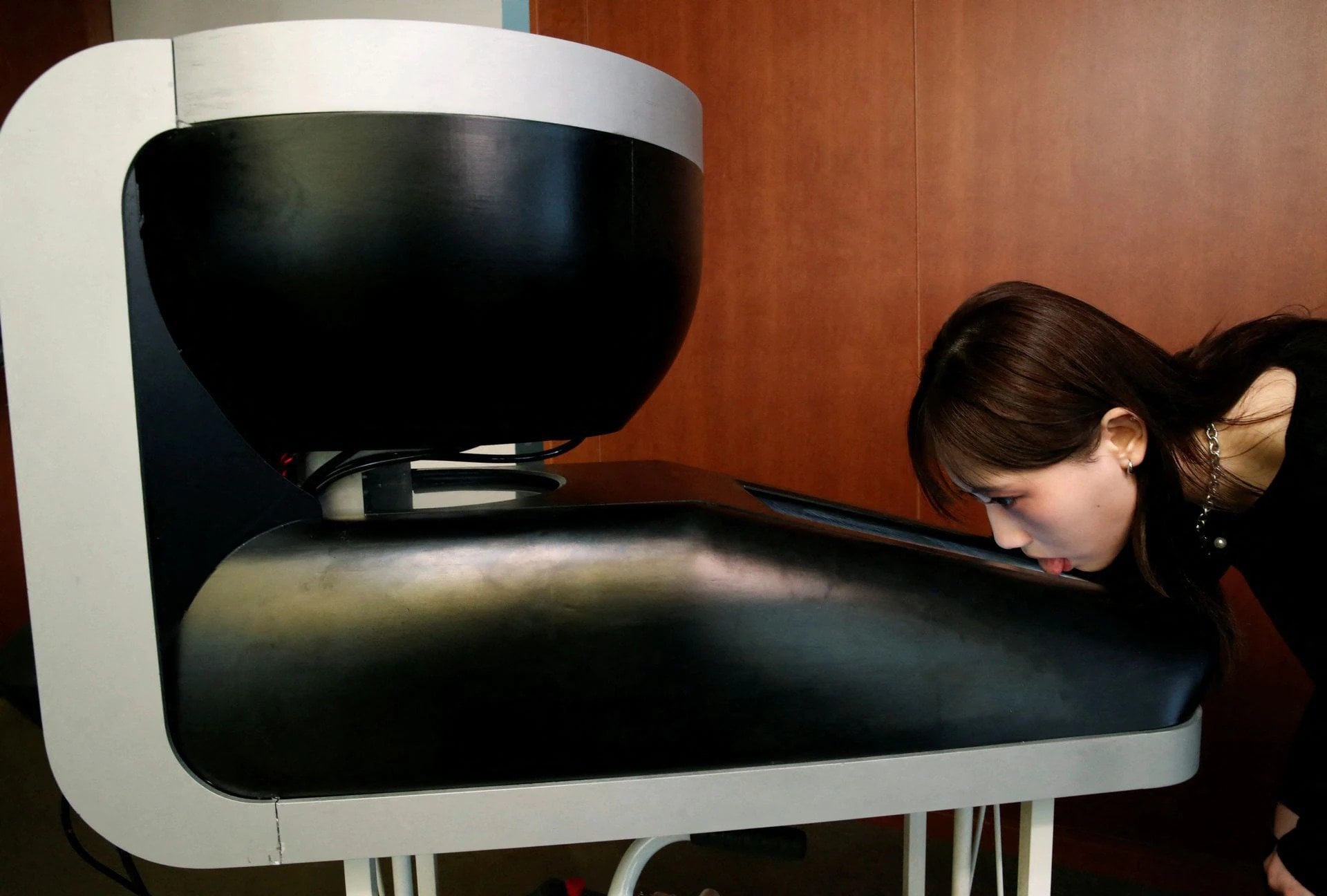 Придется поработать языком: ученый создал прототип телевизора, передающего вкус еды