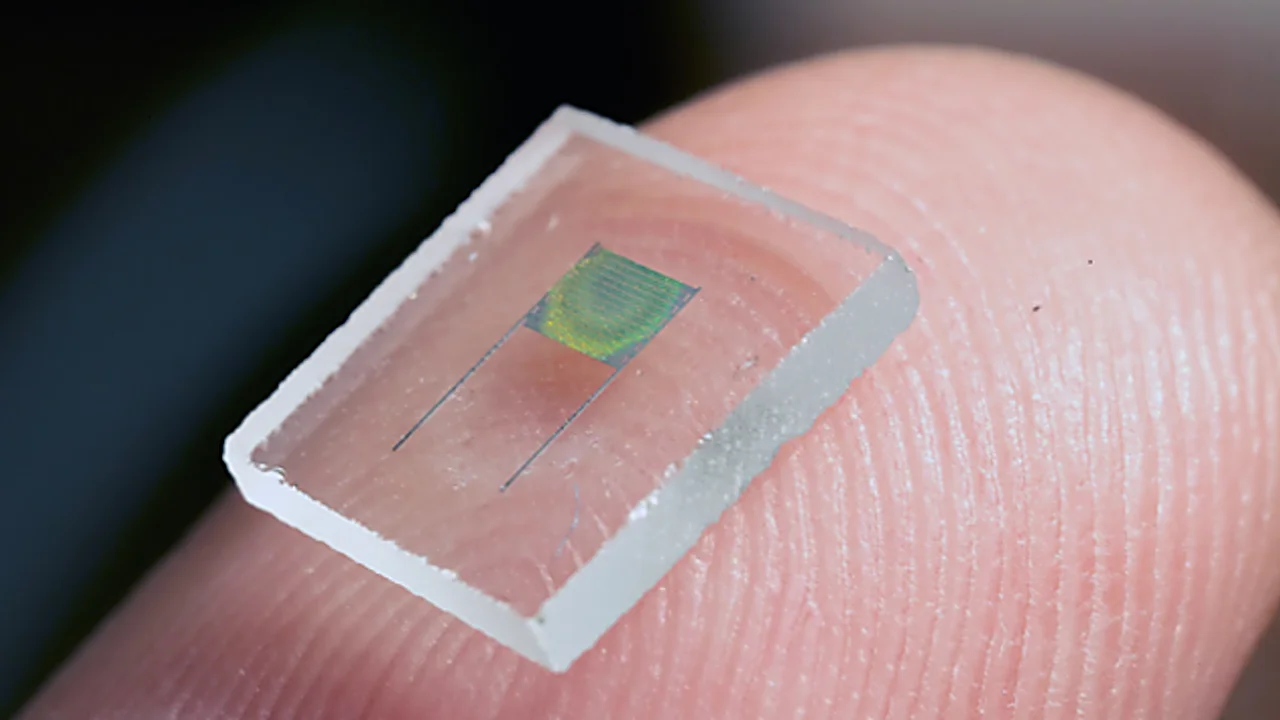 Ученые создали мощную батарею размером с песчинку