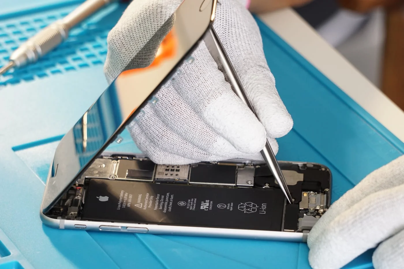 Apple запускает программу самостоятельного ремонта iPhone