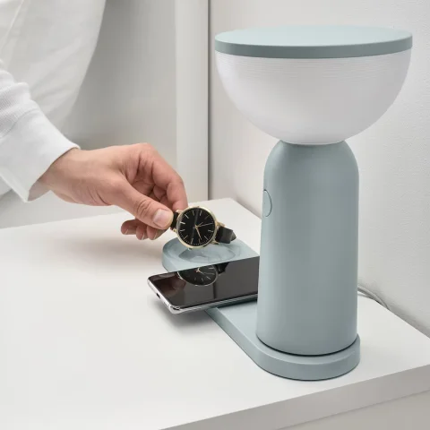 IKEA выпустила светильник с беспроводной зарядкой