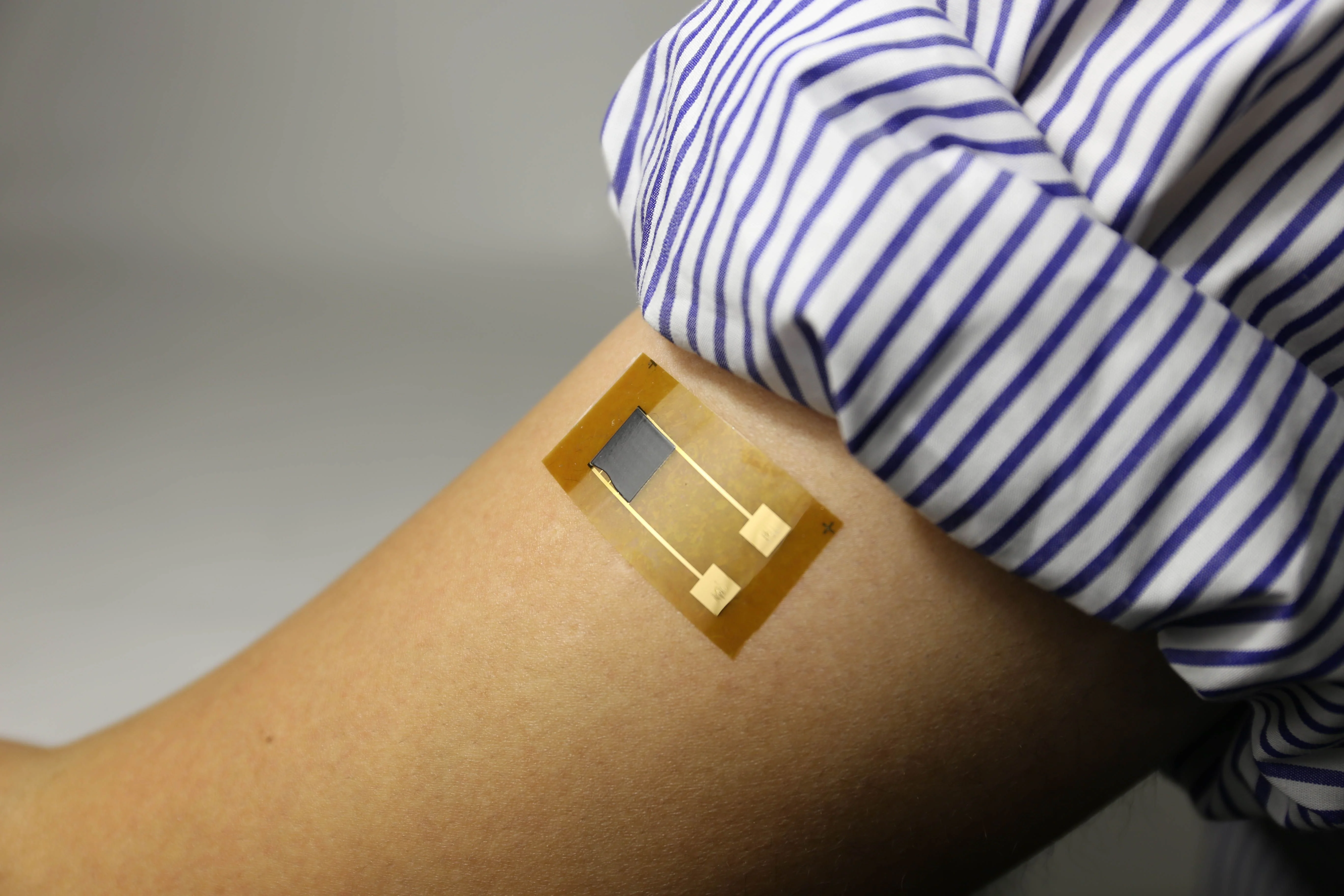 Создана биопленка, генерирующая электричество из пота