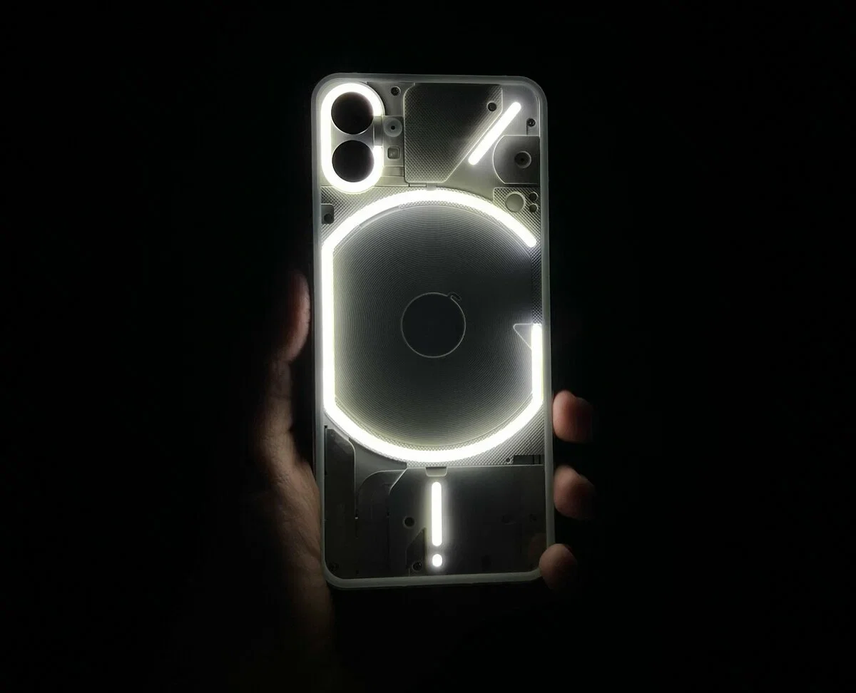Из Nothing Phone (2) могут убрать большую часть фишек оригинала