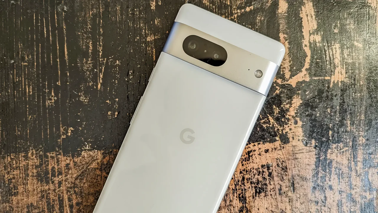 Появились реальные фотографии Google Pixel 7a в разных цветах корпуса