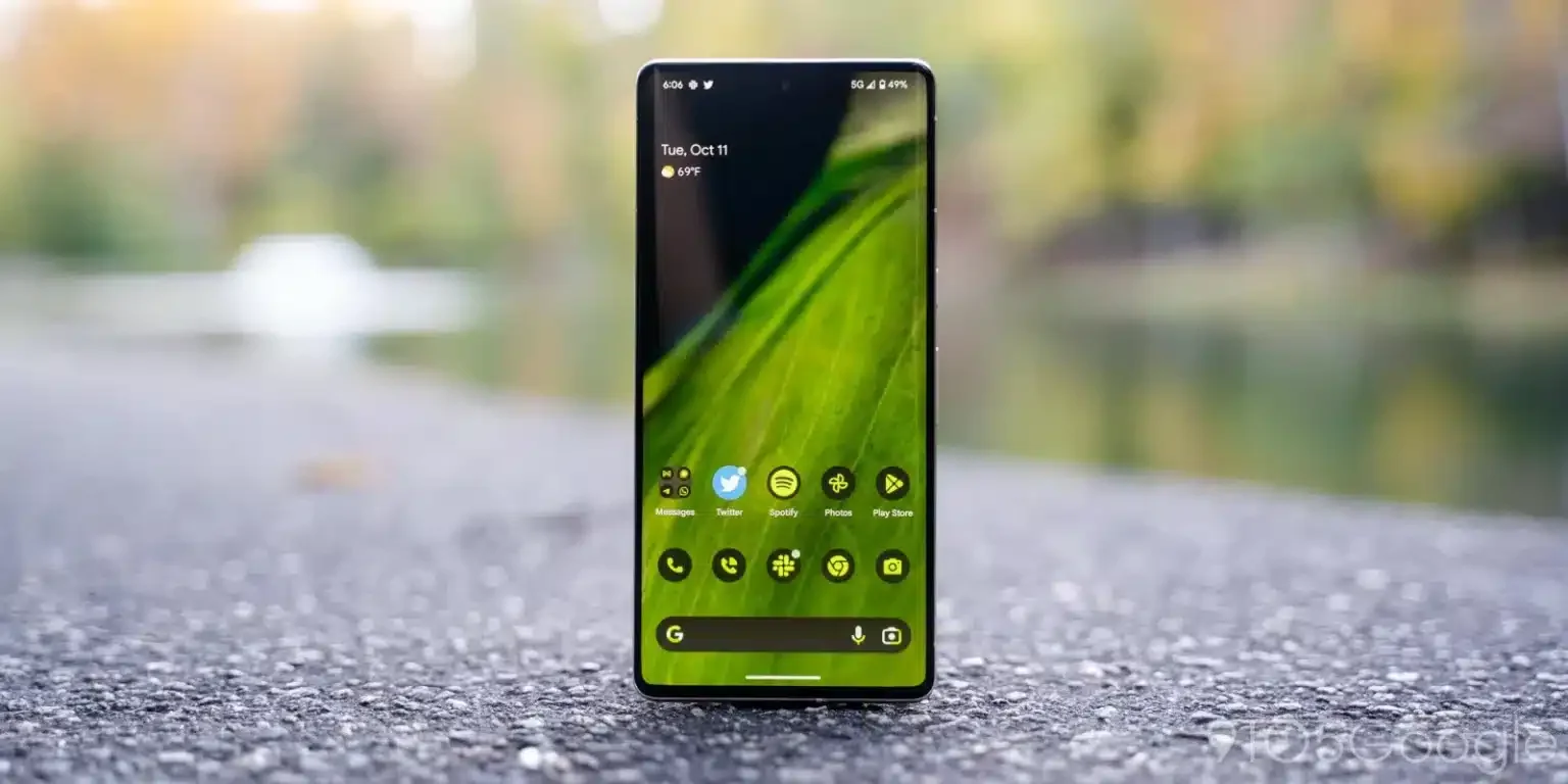 YouTuber unboxes Google Pixel 8 before release