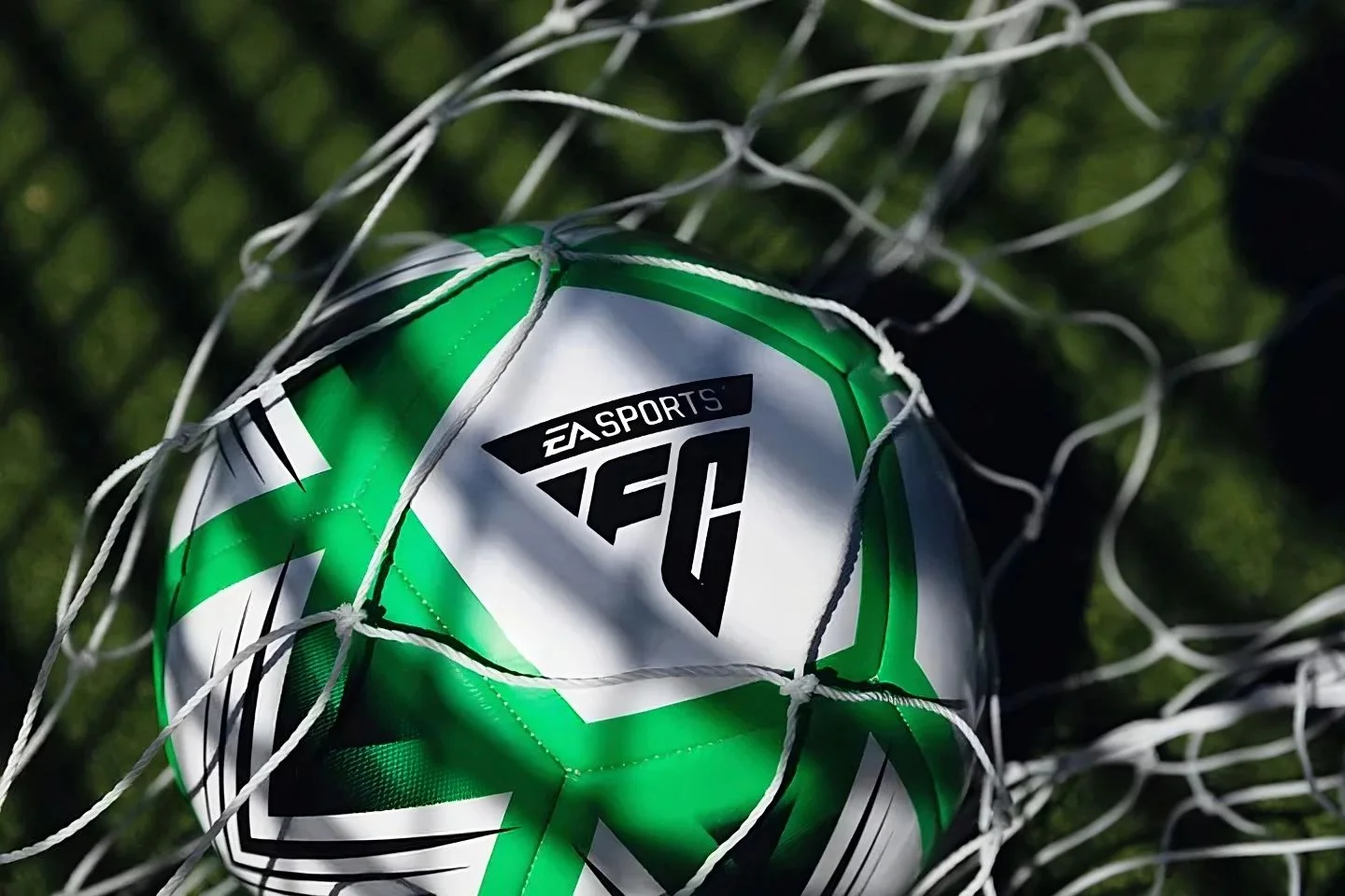 В мультиплеере EA Sports FC 24 появился баг с «приклеиванием» мяча к ногам
