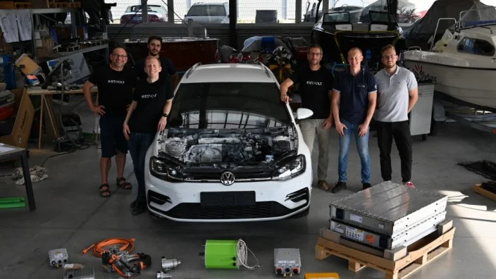 Стартап из Германии переделывает обычные автомобили в электрокары