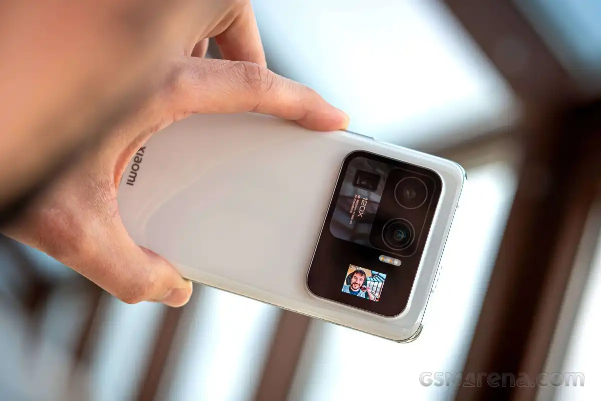 Xiaomi возможно готовит любопытный смартфон с экраном в блоке камер