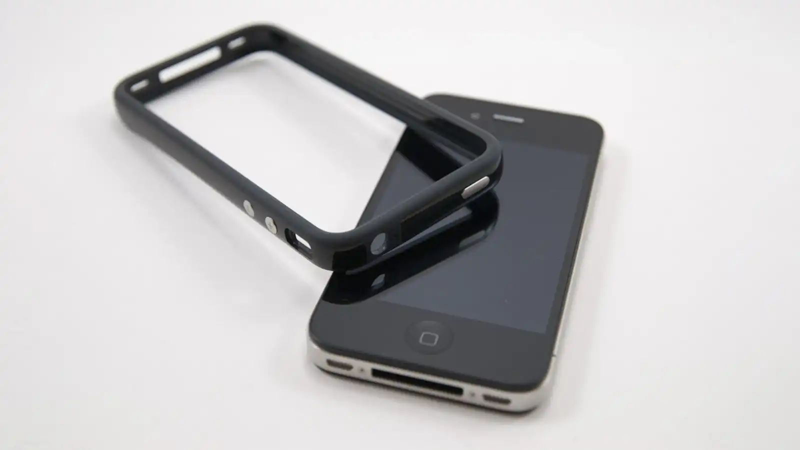 Apple возродит чехлы-бамперы для iPhone 17 Air спустя 15 лет