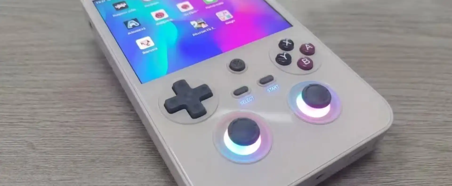 Появились предполагаемые характеристики и цена портативной консоли Anbernic RG 477V