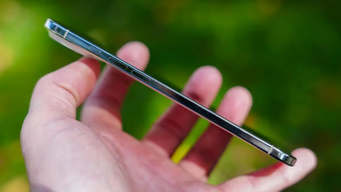 Производители массово отказываются от ультратонких смартфонов после провала iPhone Air