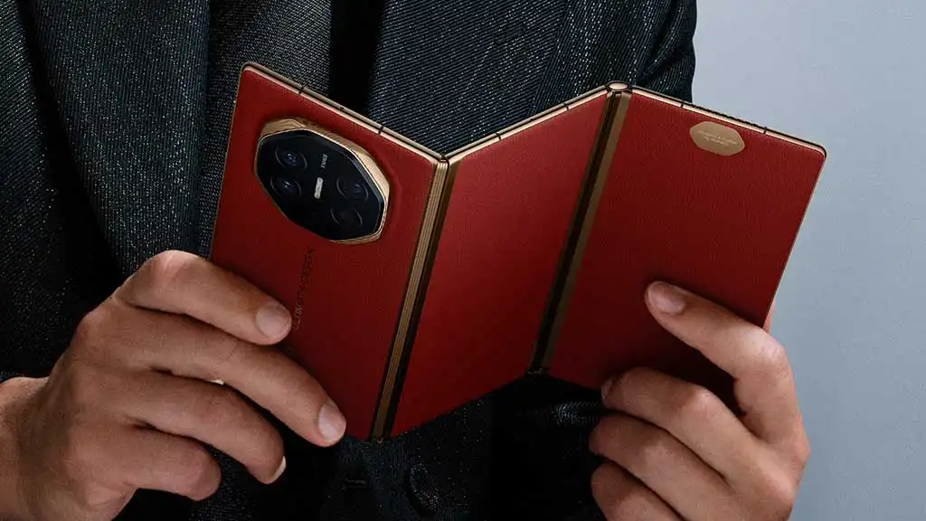 The foldable HUAWEI Mate XT's durability was tested with hard drops