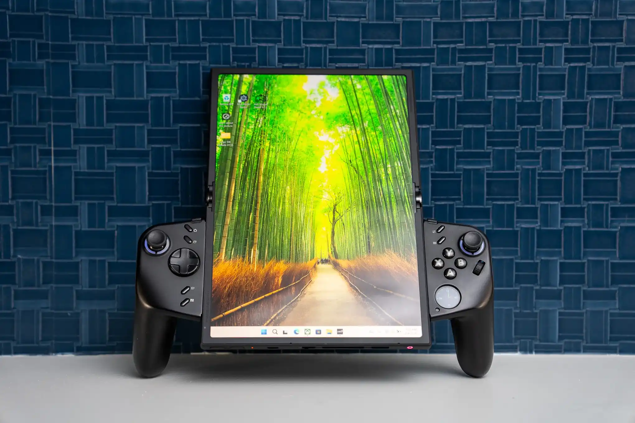 Lenovo представила концепт портативной консоли Legion Go Fold со складным экраном